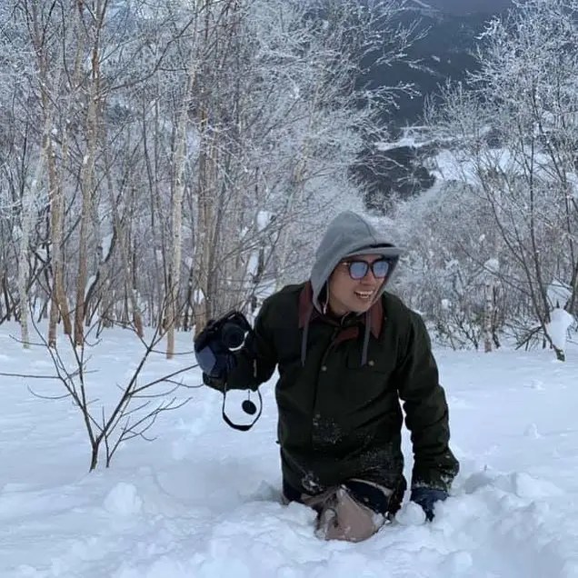 團長 TAZ（強卓）在北海道粉雪樹林中